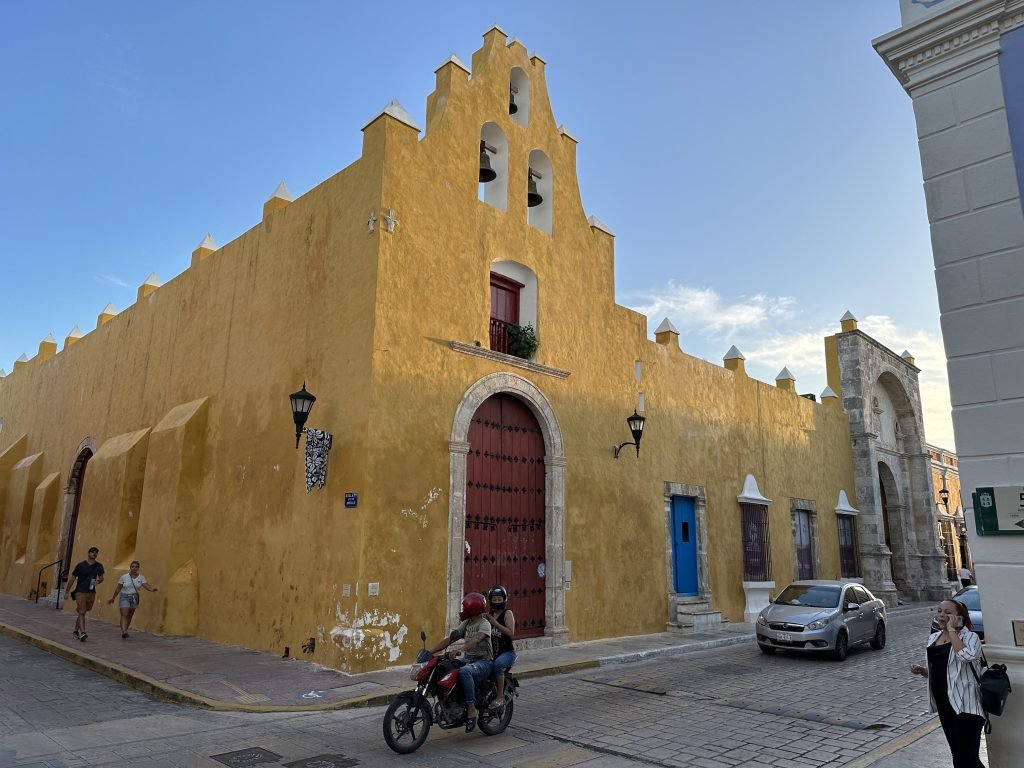 Okergele kerk van San Roque in Campeche. 