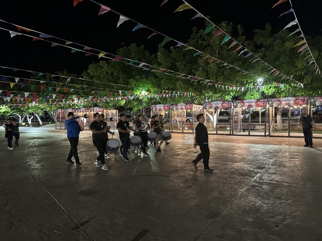 Wandelende trommel-spelers in Campeche, ‘s avonds. 