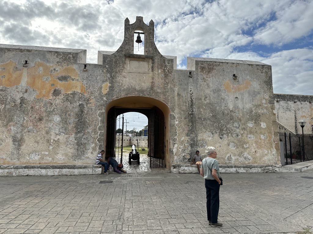 Puerta de Tierra met kanon en klok bovenaan in Campeche. 