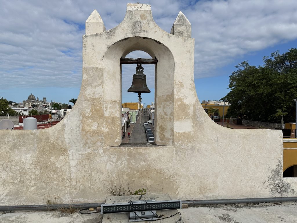 Torentje met klok op muren van Campeche. 