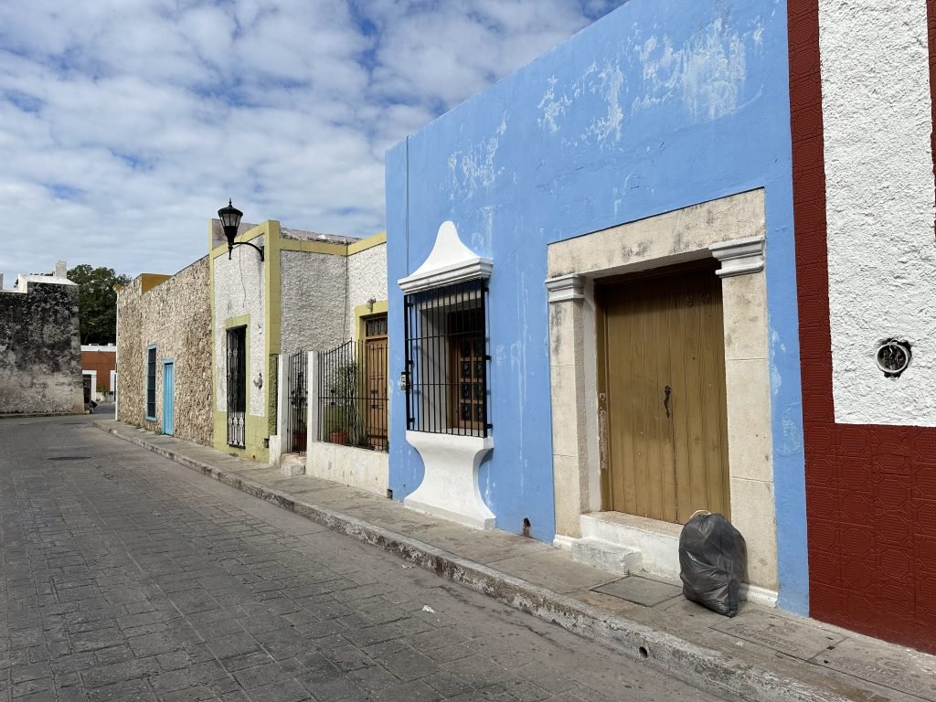 Lichtblauw huis met vuilniszak in Campeche. 