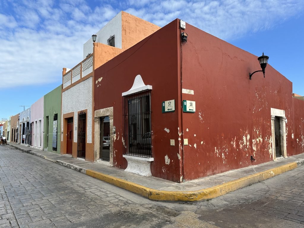 Straathoek van lege straten in Campeche. 