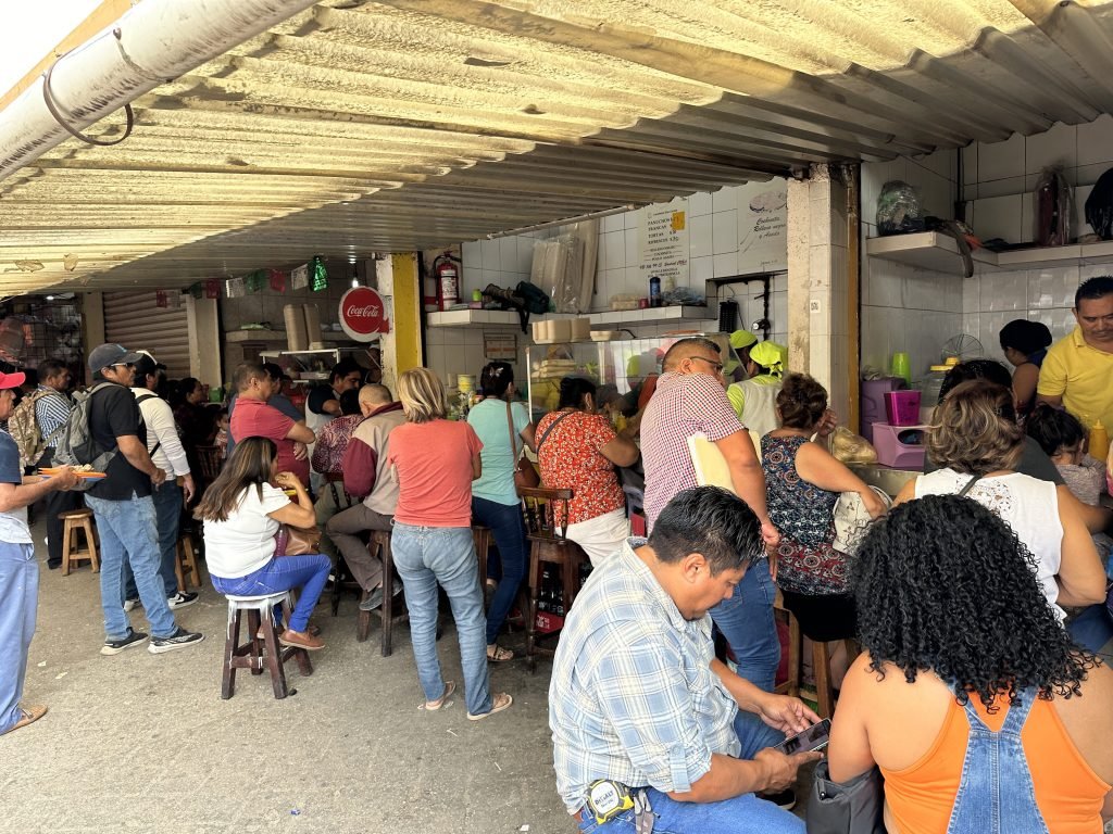 Mexicanen aan een bar op de markt. 
