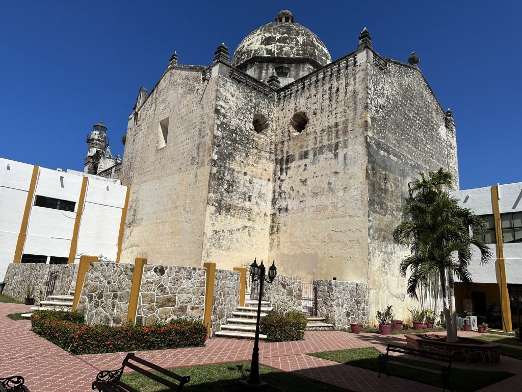 Massief gebouw met ronde koepel: Ex-Templo de San José in Campeche. 