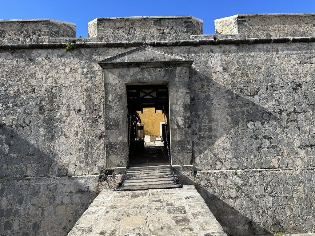 Fort-ingang: smalle deur in massieve muur. 