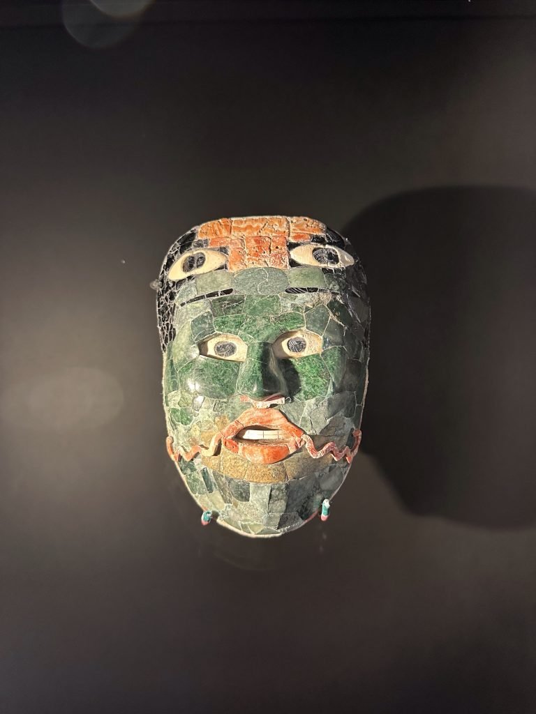 Jade masker: groen met oranje toetsen. 