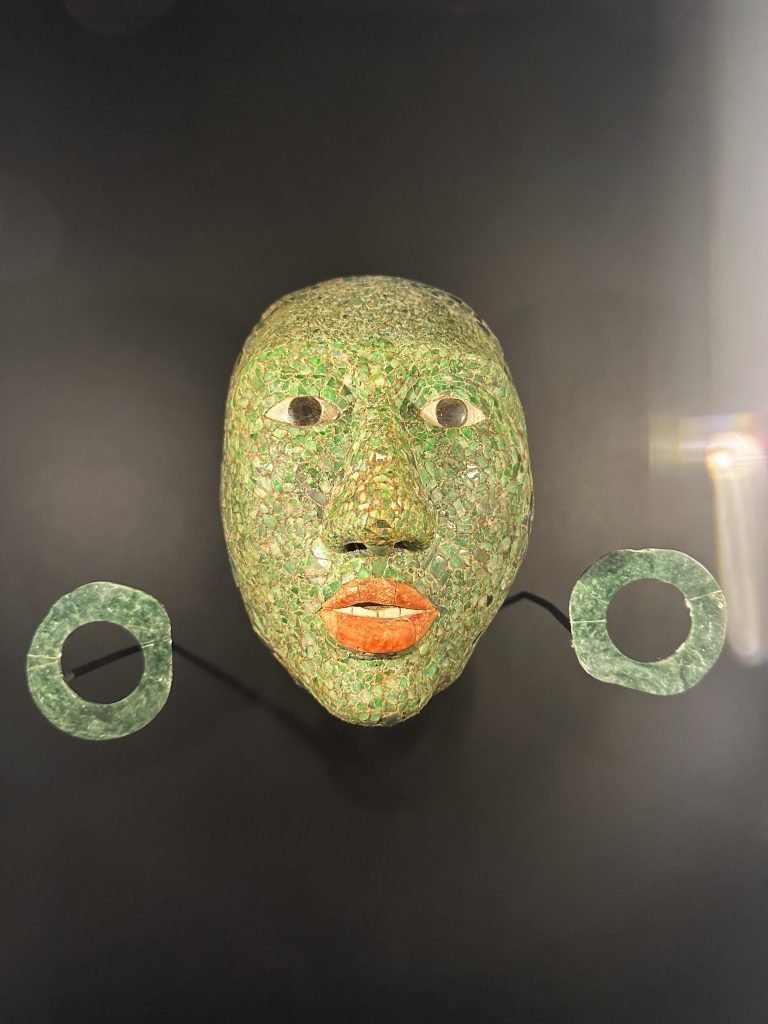 Jade masker met kleine brokstukjes jade gemaakt. 