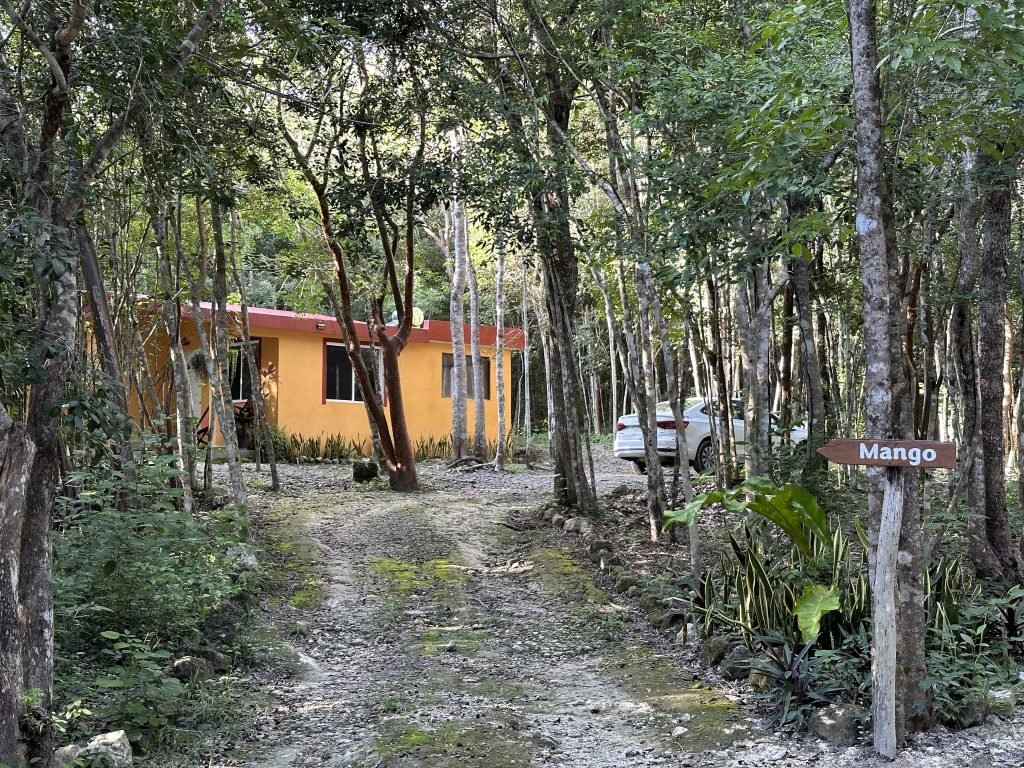 Okergeel vakantiehuis Mango in bos in Casa Kaan, Yucatán
