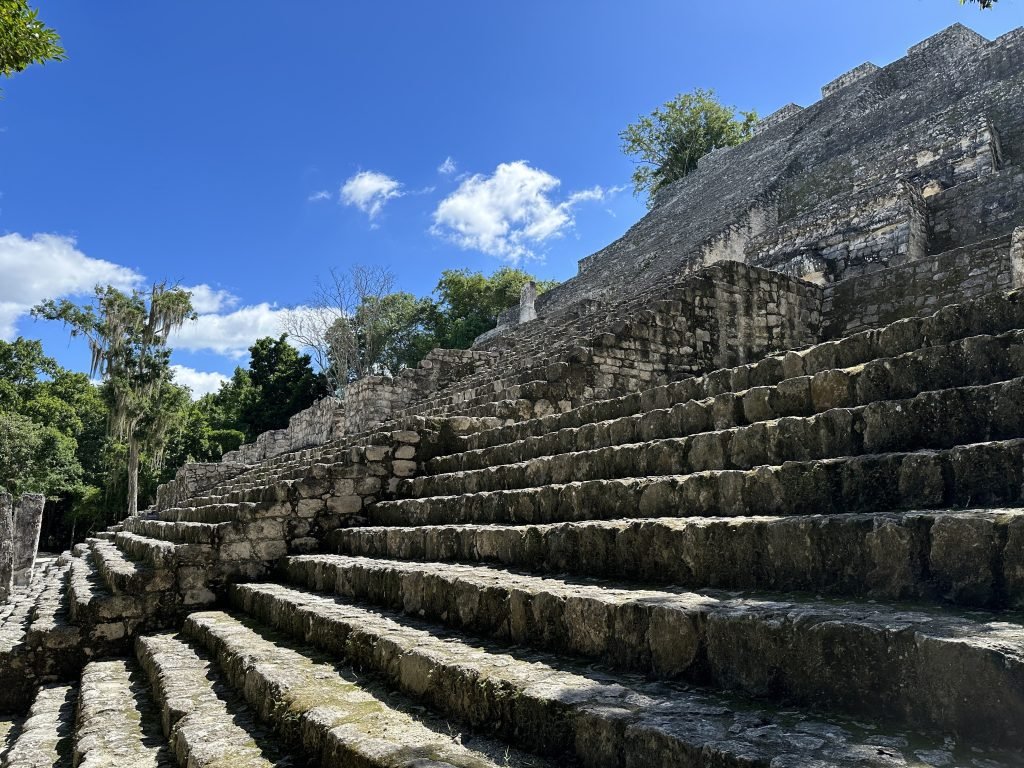 Stijle trappen van Structura II in Calakmul