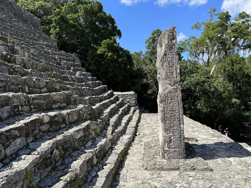 Calakmul, Structura II: stijle trappen en rechtopstaande kubusvormige zuil. 