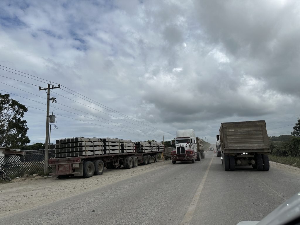 Lange trucks op de weg naar Bacalar. 