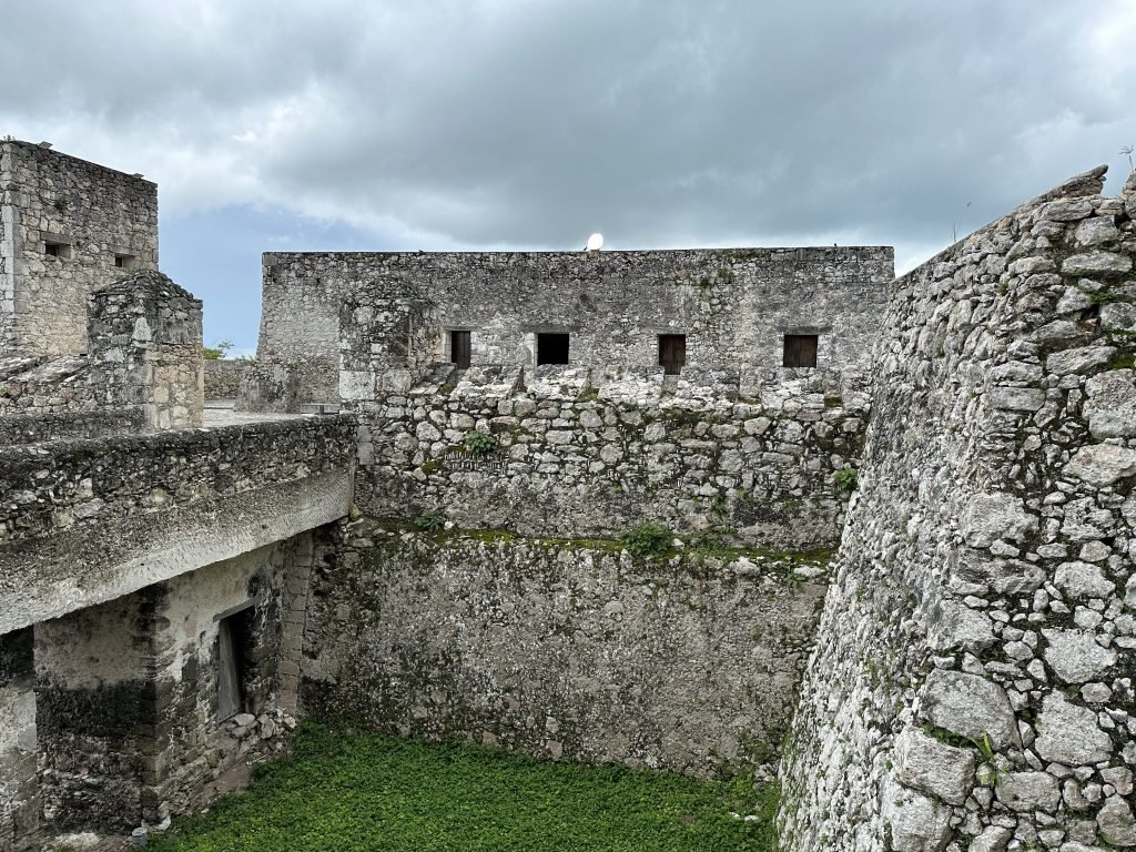 Fort van Bacalar: stenen muren met schietgaten. 