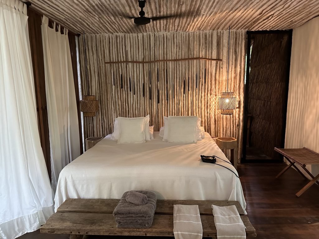 Bed in paalhut in Kapok Bacalar. 