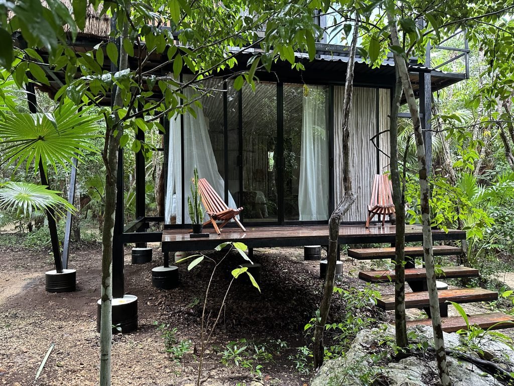 Vakantie-paalwoning met veel glas in jungle van Kapok Bacalar