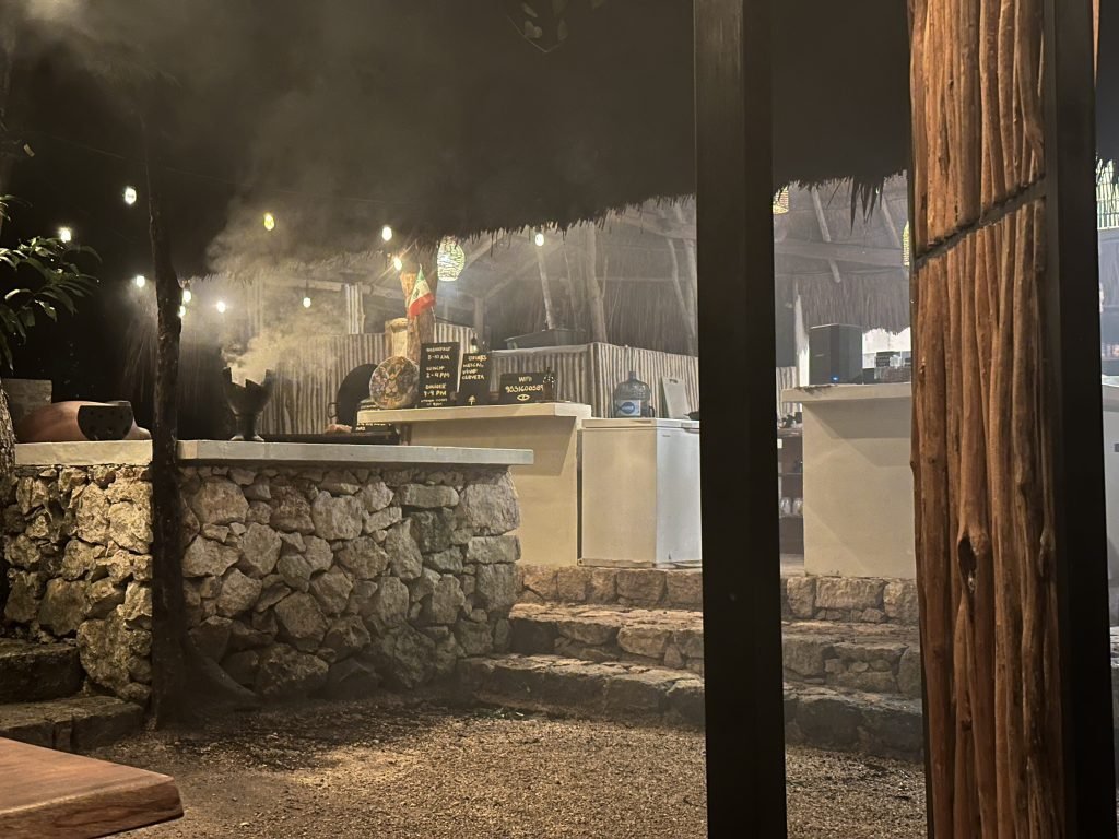 Wierookdampen in open-lucht keuken van Kapok Bacalar