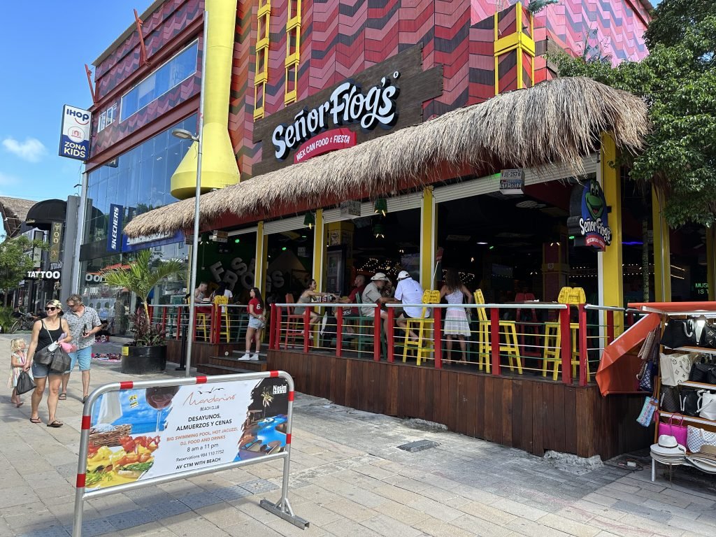 Restaurant met veelkleurig reclamebord in Playa del Carmen