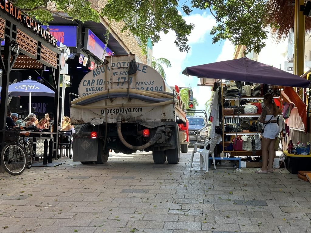 Tankwagen met water in toeristische straat in Playa del Carmen