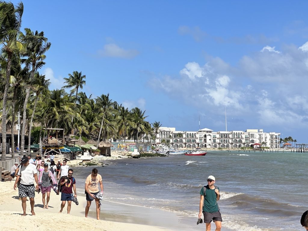 Strand en buildings aan Playa del Carmen