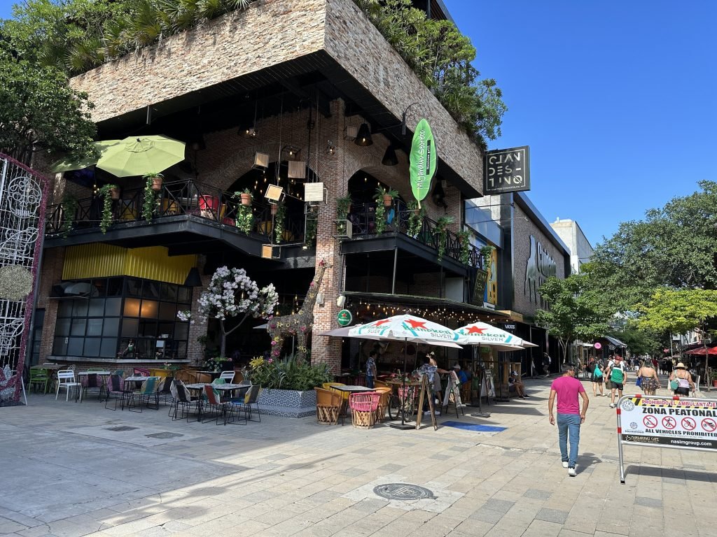 Groot restaurant op hoek van voetgangerszone in Playa del Carmen