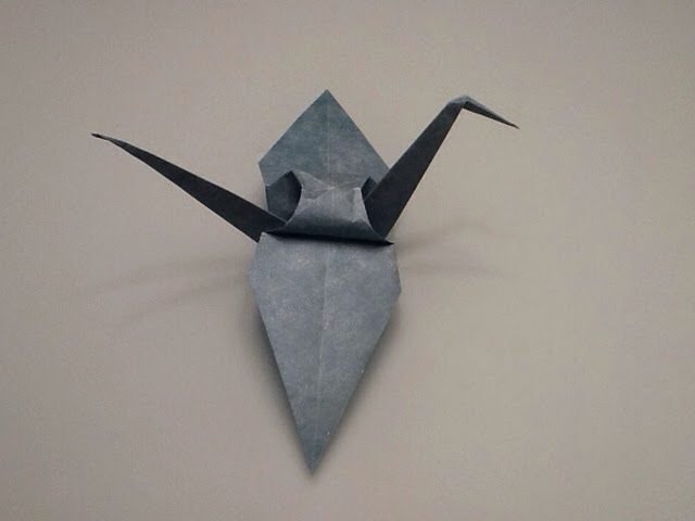 Blauwgrijze origami kraanvogel.