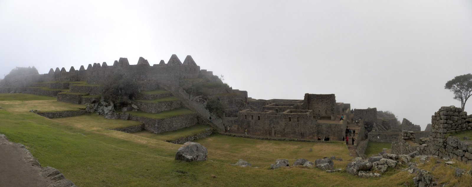Silhouet van tempels van Machu Picchu in de mist.